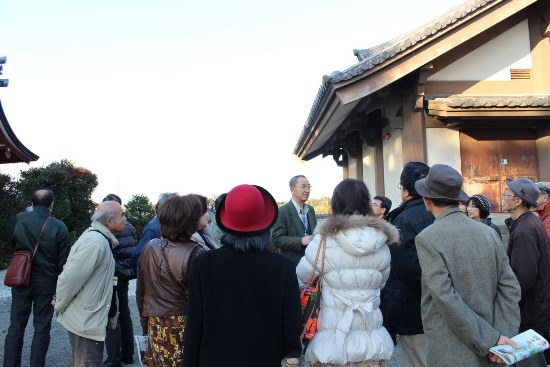 4768-13.12.3浄土寺　中江氏の説明を聞く皆さま.jpg